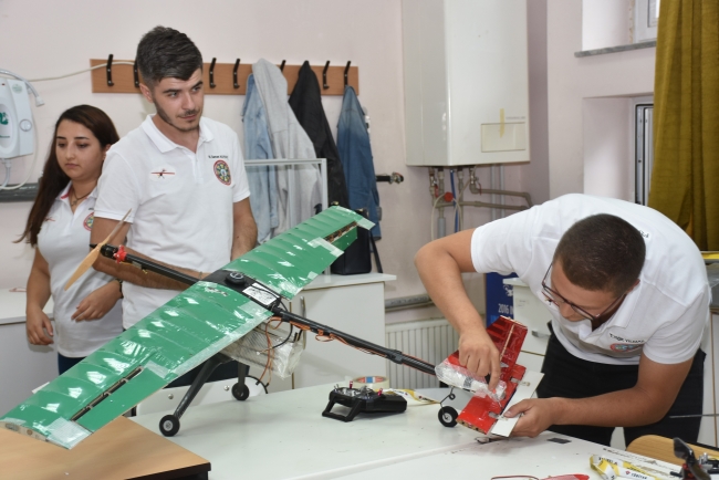 Üniversite öğrencilerinden yerli İHA